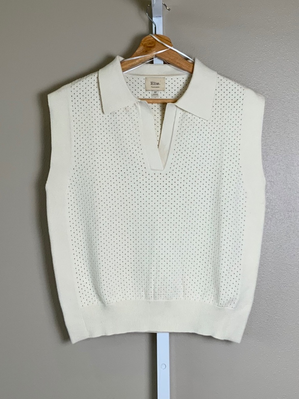 Elie Tahari Collared Polo V-Neck Sleeveless Sweater Tee
